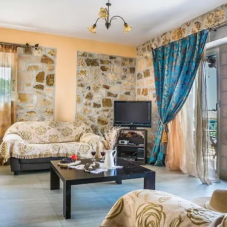 Ratzakli Sleeps 7 Pool Air Con Wifi *